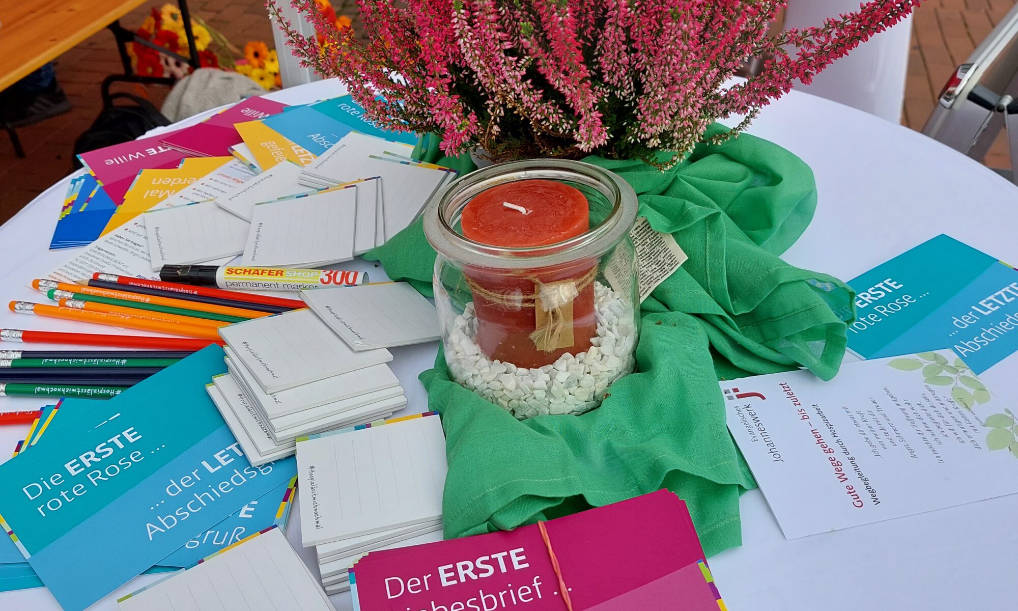 Infotisch mit Flyern und Blumen - Infostand in Dortmund