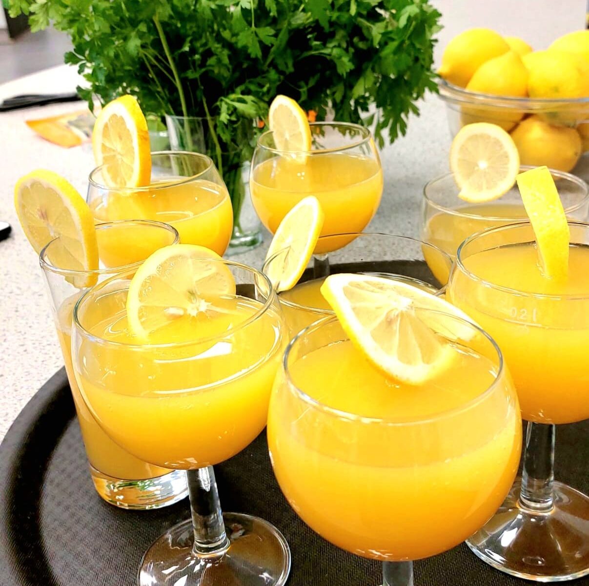 Cocktails mit Orangensaft und Zitrone zum Jahresabschluss