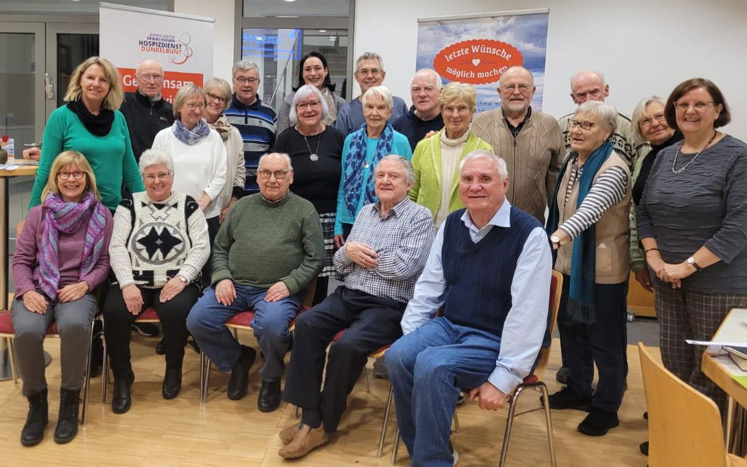 Seniorinnen und Senioren haben sich aufgestellt für ein Foto
