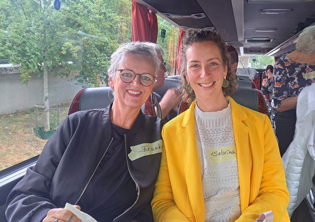 Im Bus Frauke und Sabrina
